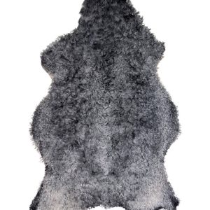 Glansigt Grått Gotländskt Fårskinn med Kort Ull – 130×85 cm.