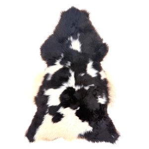 Naturligt Brunt Lammskinn med Vita Fläckar – 102×63 cm.