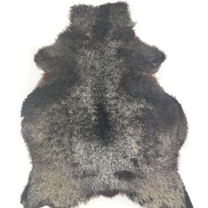 Lockigt & Mjukt Gotlandsskinn med Kort Svart & Grå Ull – 117×85 cm.